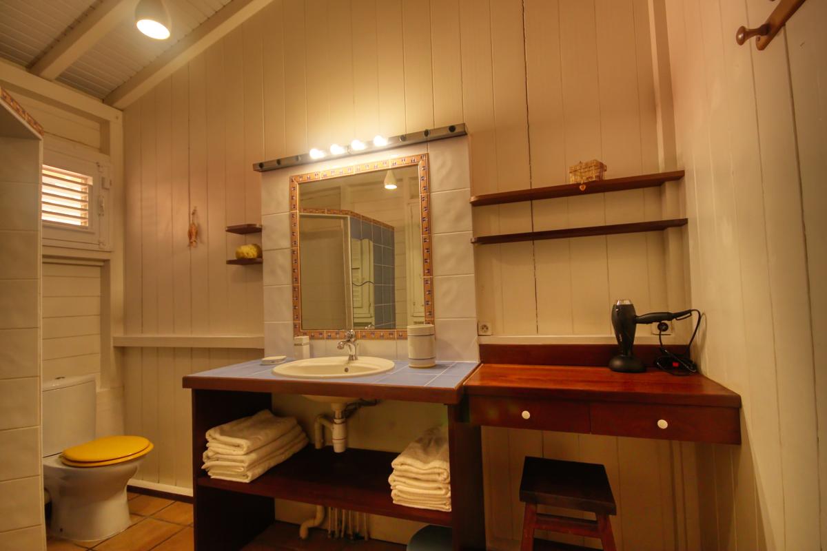 18 Villa rivière salée Martinique Chambre 1 et 2 salle d'eau miroir